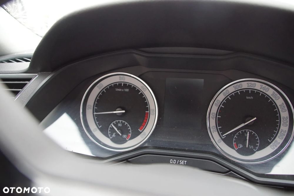 Auto na części - Skoda Superb III 4x4 2.0 TDI 190 KM DFHA SWP LF7M 2018R Silnik Skrzynia Drzwi Błotnik Zderzak Klapa Lampa Lusterko Klamka Szyba Deska Kokpit Sterownik Moduł Czujnik Licznik Wyświetlacz Panel Kierownica - 11
