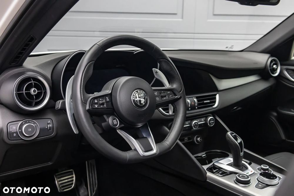 Alfa Romeo Giulia 2.0 Turbo 16V AT8-Q4 Veloce - 5