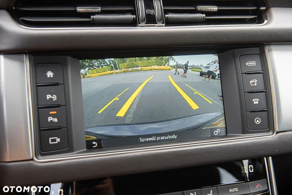 Jaguar XF 20d Sportbrake Portfolio - 22