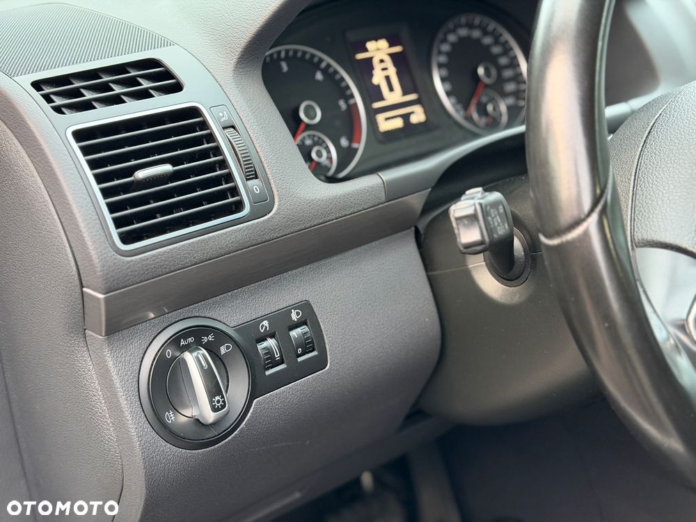 Volkswagen Touran 2.0 TDI DPF BlueMotion Technology DSG Comfortline - 23