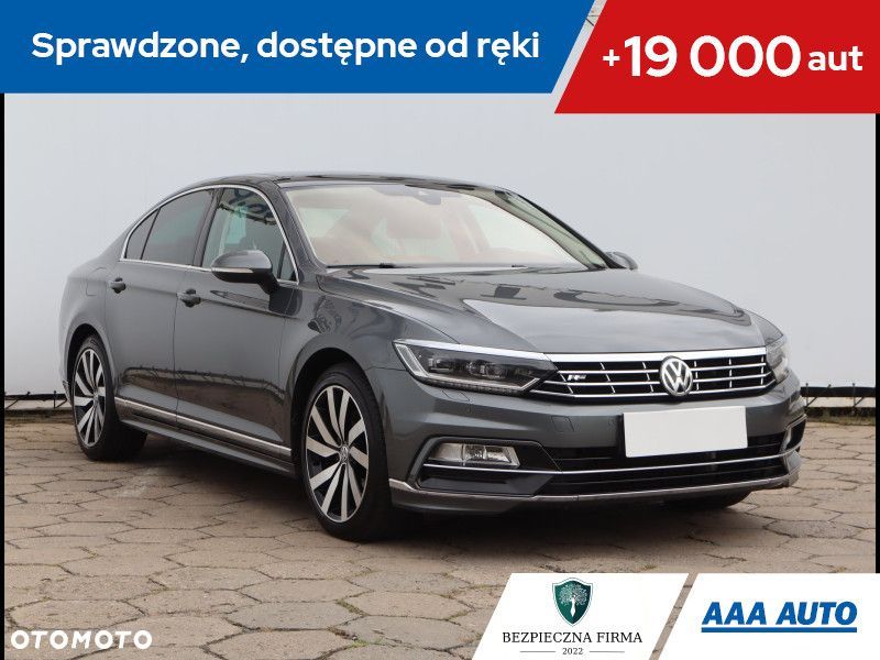 Volkswagen Passat - 1
