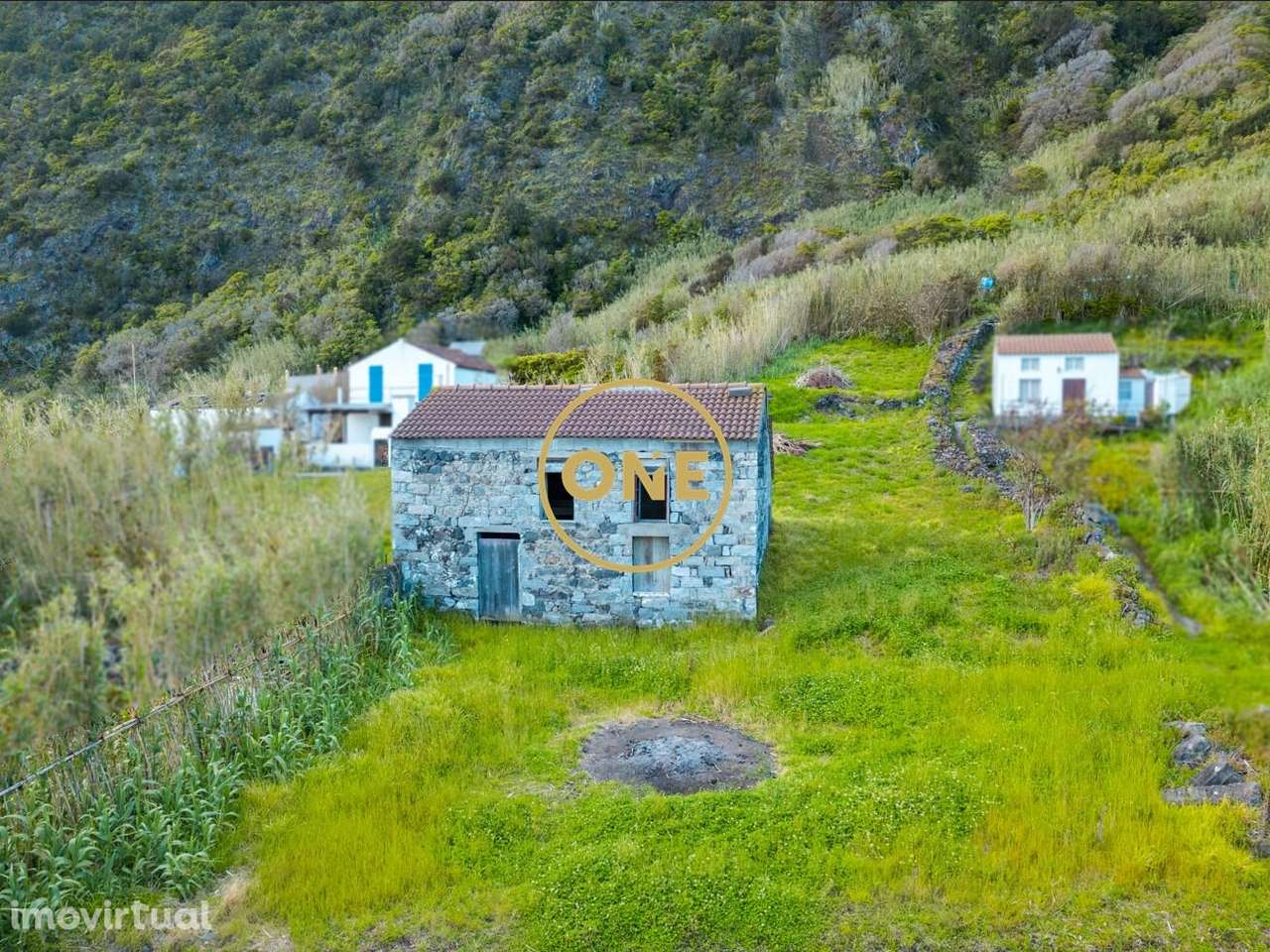 Refúgio Autêntico entre a Serra e o Mar – Terreno com Casa de Pedra - Grande imagem: 2/9