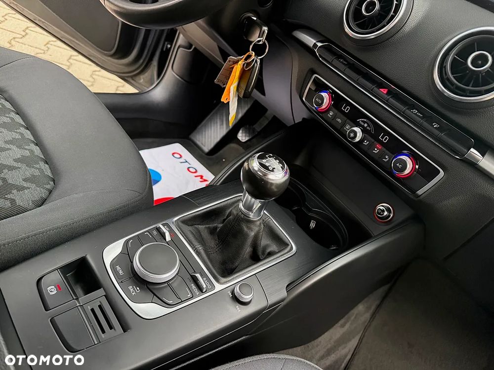Audi A3 Sportback 1.6 TDI design - 19