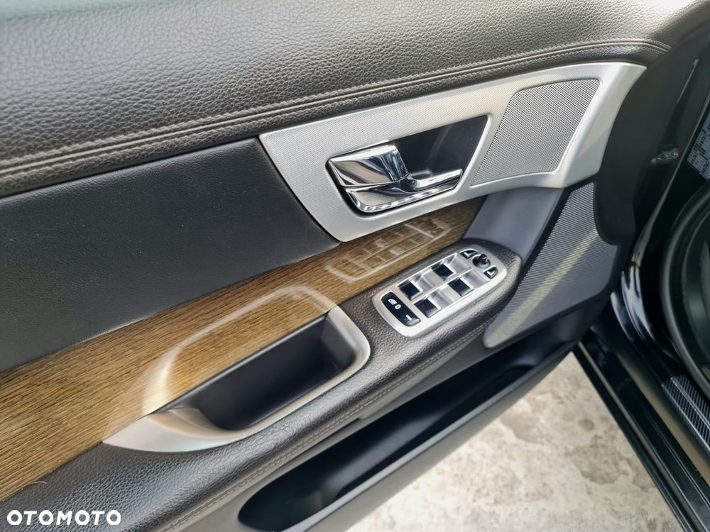 Jaguar XF 2.2 D R-Sport - 34