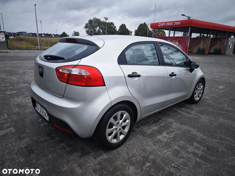 Kia Rio 1.2 L - 5