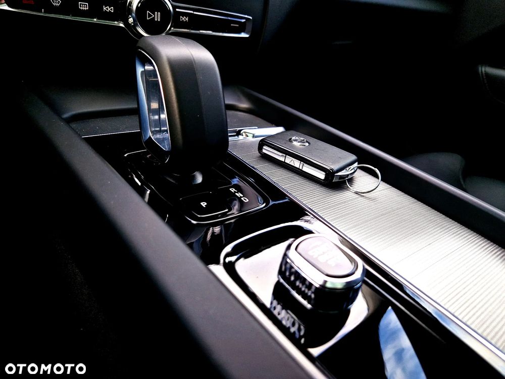 Volvo XC 60 B4 D Plus Dark - 24