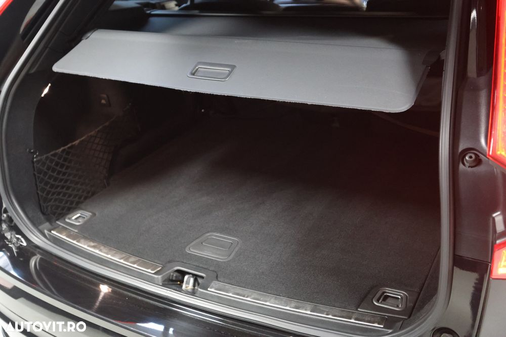 Volvo XC 60 B4 MHEV AWD R-Design - 12