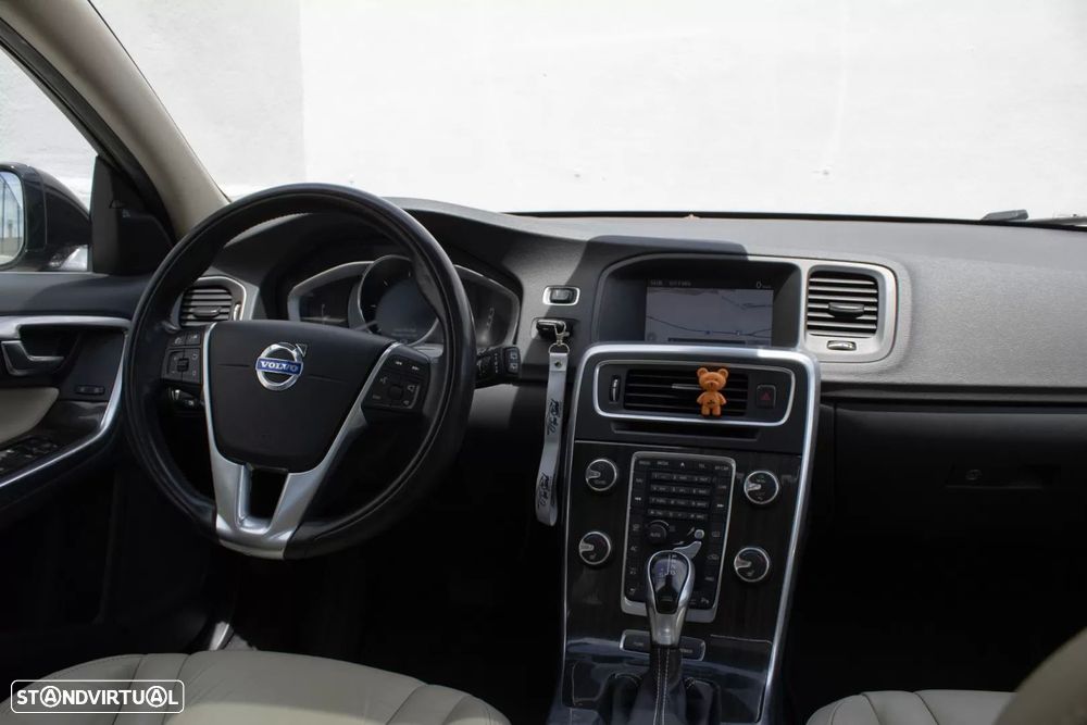 Volvo V60 D6 Plug-In-Hybrid AWD Geartronic Momentum — fotografia 32