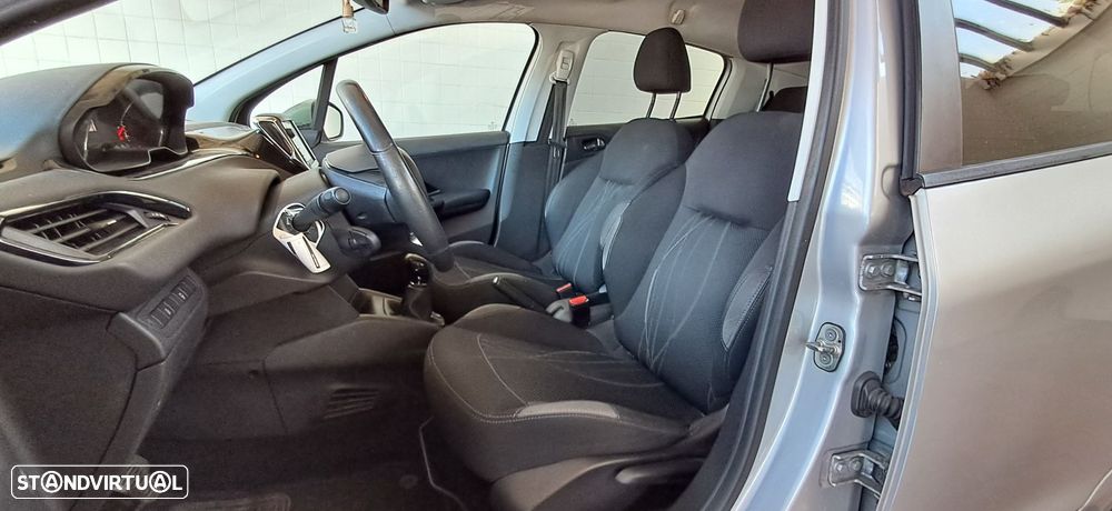 Peugeot 208 - 11