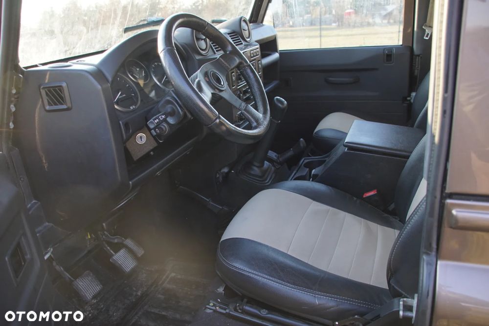Land Rover Defender - 10