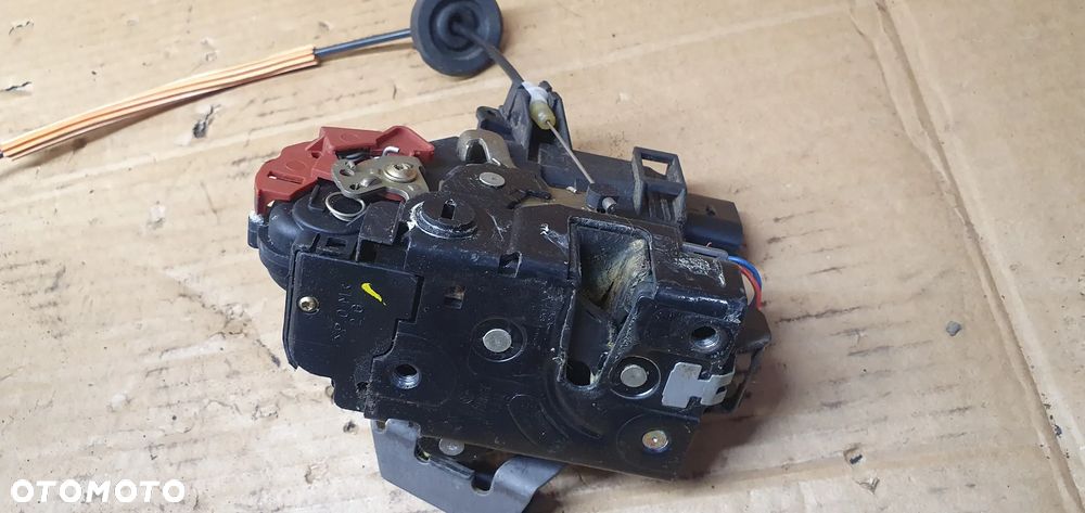 Zamek prawy tył tylny prawy Audi A4 B6 4B0839016D - 2