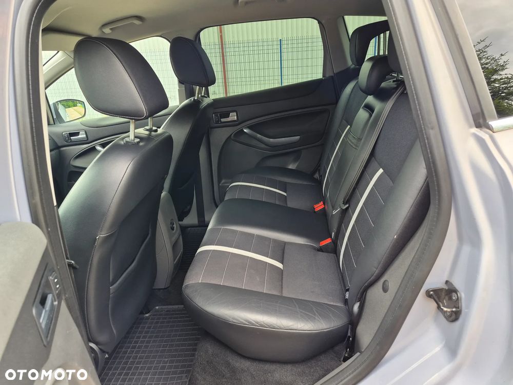 Ford Kuga 2.0 TDCi 2x4 Titanium - 12