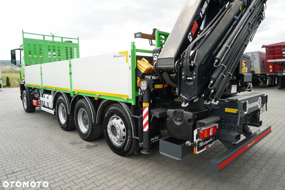 Mercedes-Benz AROCS 3240 / 8x4 / SKRZYNIOWY- 7 M / + HDS HIAB X-HIPRO 302 /  MAX 9 200 KG / 21 M  WYSÓW /  TRIDEM / PILOT / ROTATOR / WIDŁY / OŚ PODNOSZONA / EURO 6 - 18
