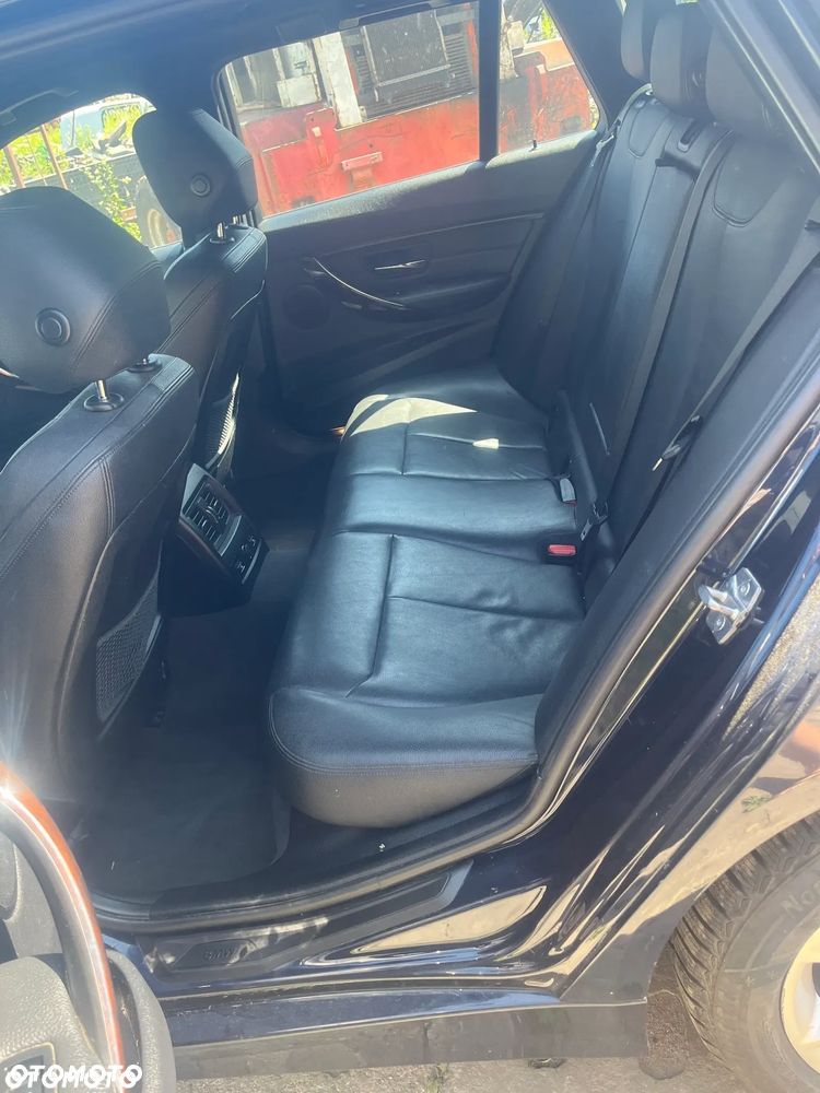 BMW Seria 3 330d xDrive - 12