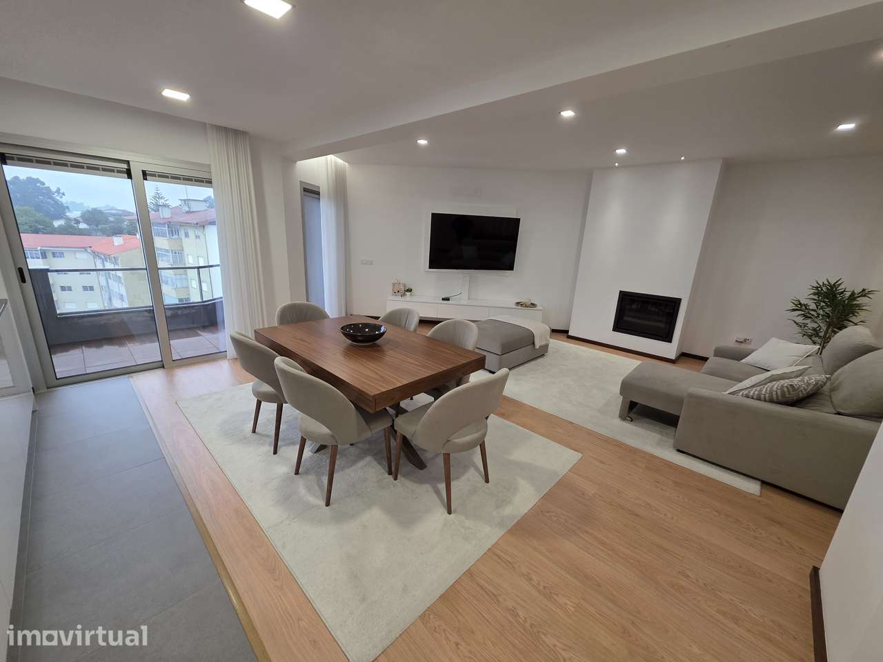 Vende-se apartamento T3 semi-novo centro Oliveira de Azeméis - Grande imagem: 2/16