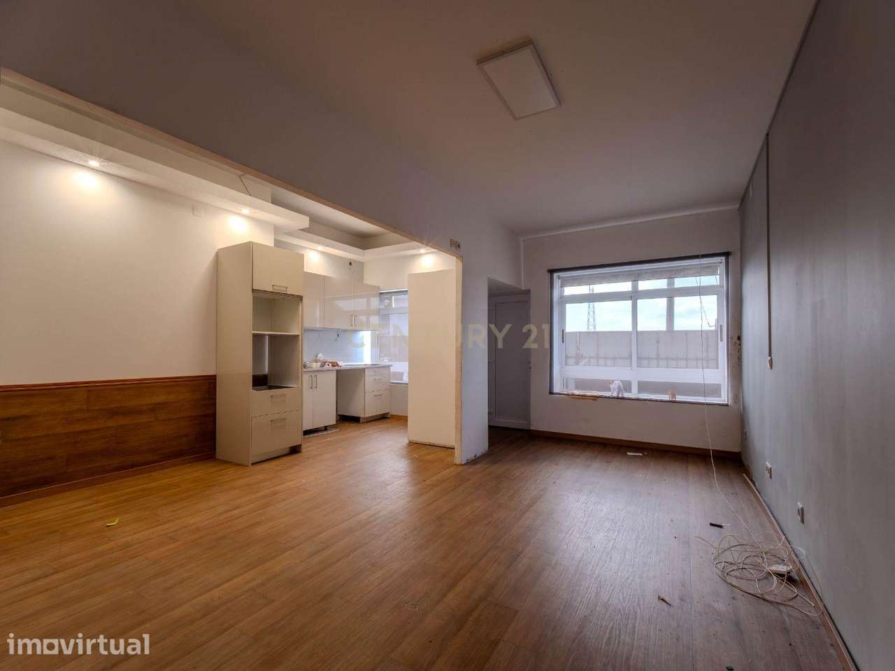 Espaço Remodelado T1 +1 com Suite ,Pátio Privativo e Garagem para Esta - Grande imagem: 3/24