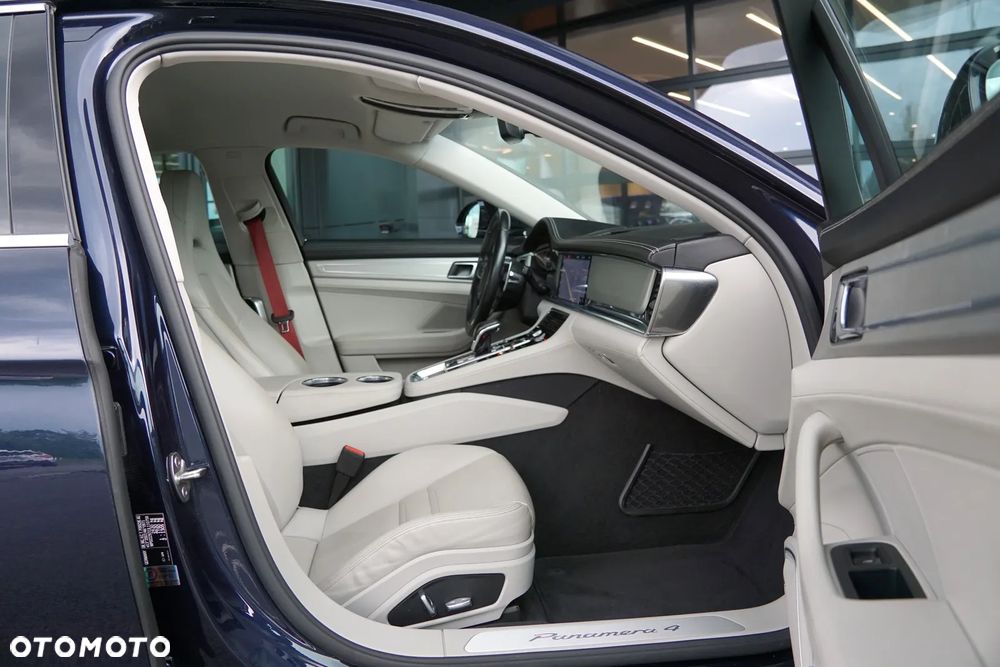 Porsche Panamera 4 - 19