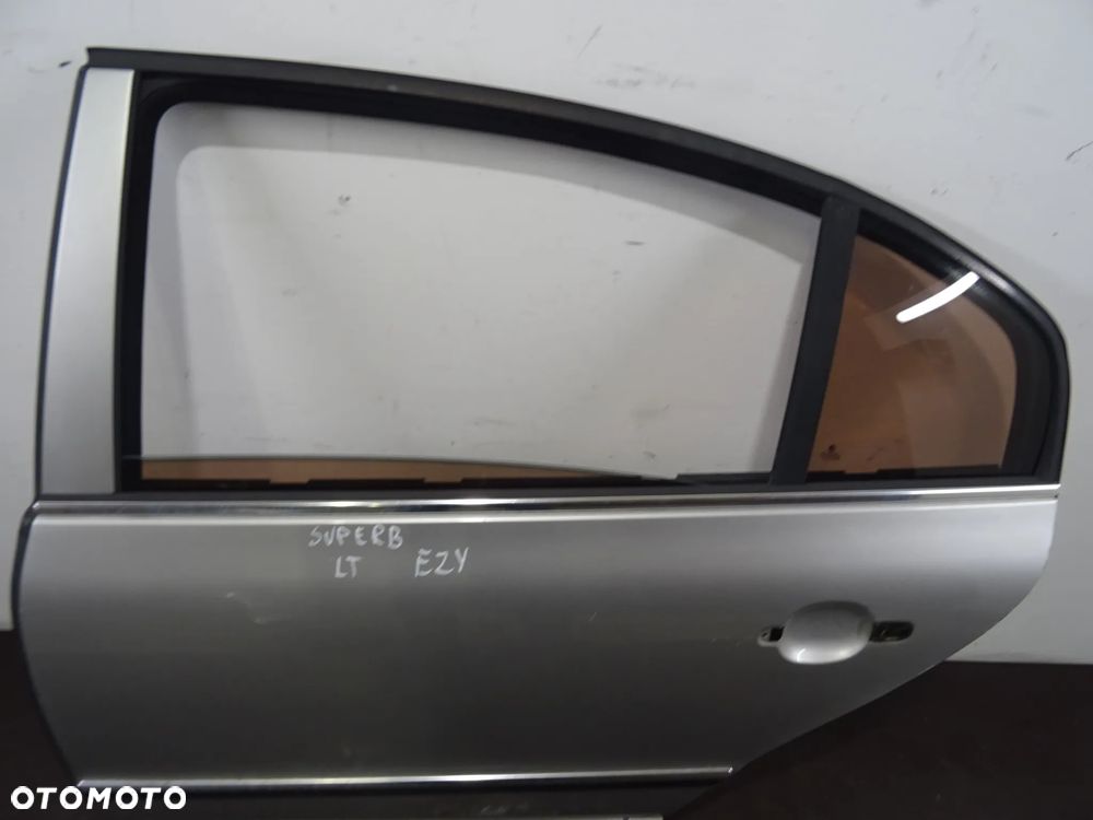 SKODA SUPERB I 01-05 2.8 V6 DRZWI LEWY TYŁ LEWE TYLNE - 2