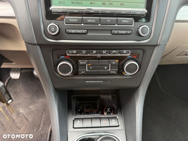 Volkswagen Golf 1.6 TDI DPF BlueMotion - 16