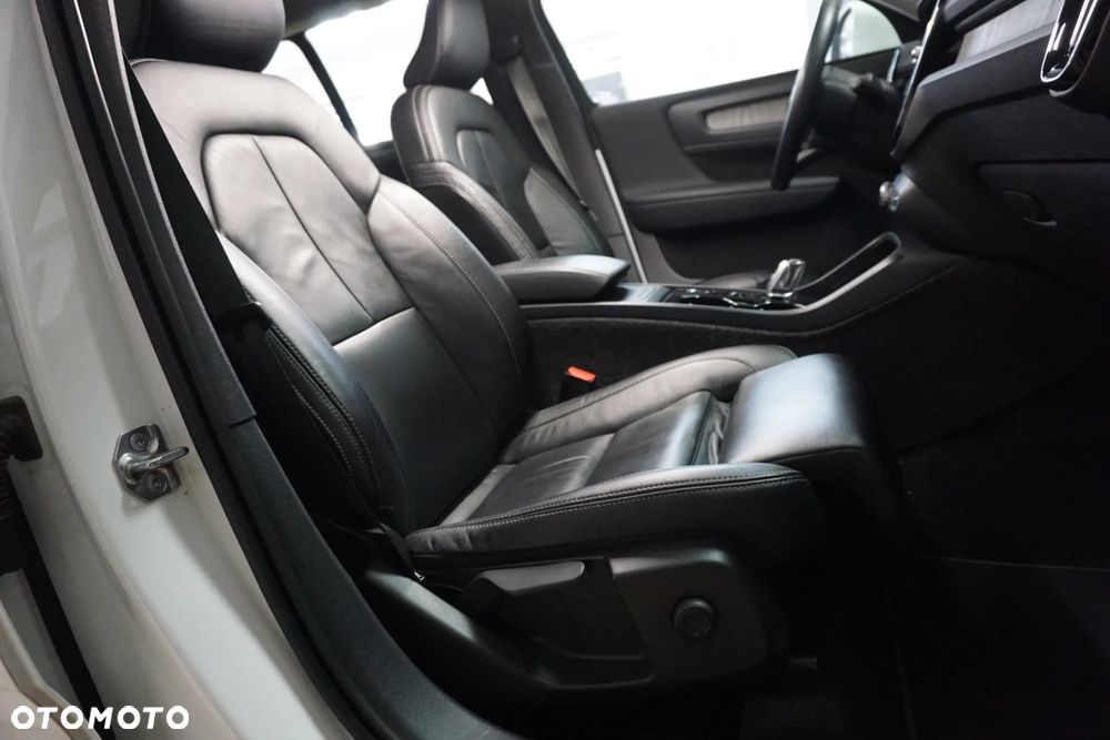 Volvo XC 40 B4 B AWD Momentum Pro - 22