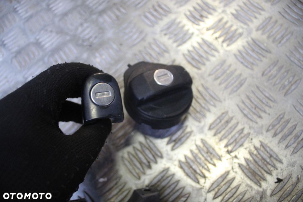 STACYJKA WKŁADKA KLUCZYK KOREK WLEWU PALIWA VW FOX 4B0905851N - 3