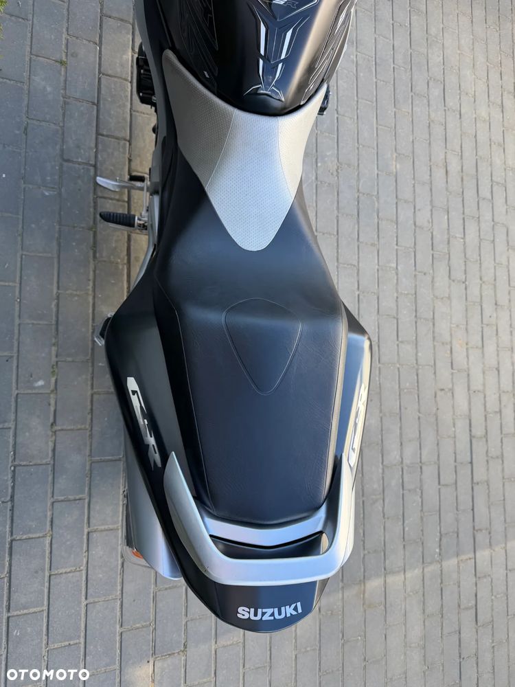 Suzuki GSR - 24
