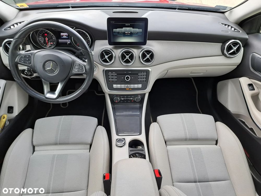 Mercedes-Benz GLA 180 d 7G-DCT Urban - 12