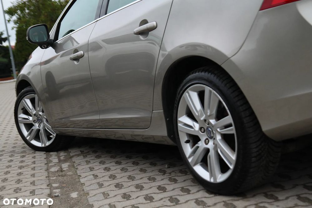 Volvo V60 D5 Summum - 16