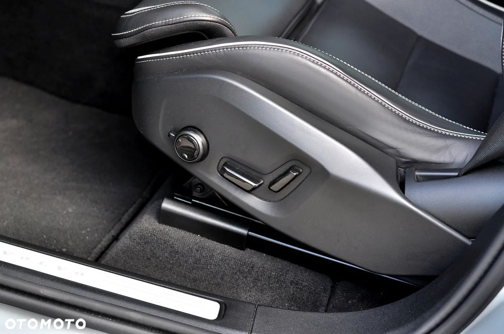 Volvo XC 60 B5 B AWD Plus Dark - 23
