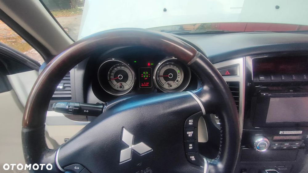 Mitsubishi Pajero - 9