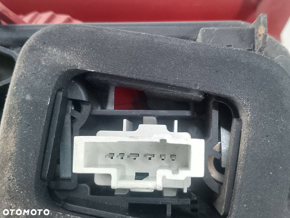 LAMPA TYLNA PRAWA PEUGEOT 307 SW 557684A - 7
