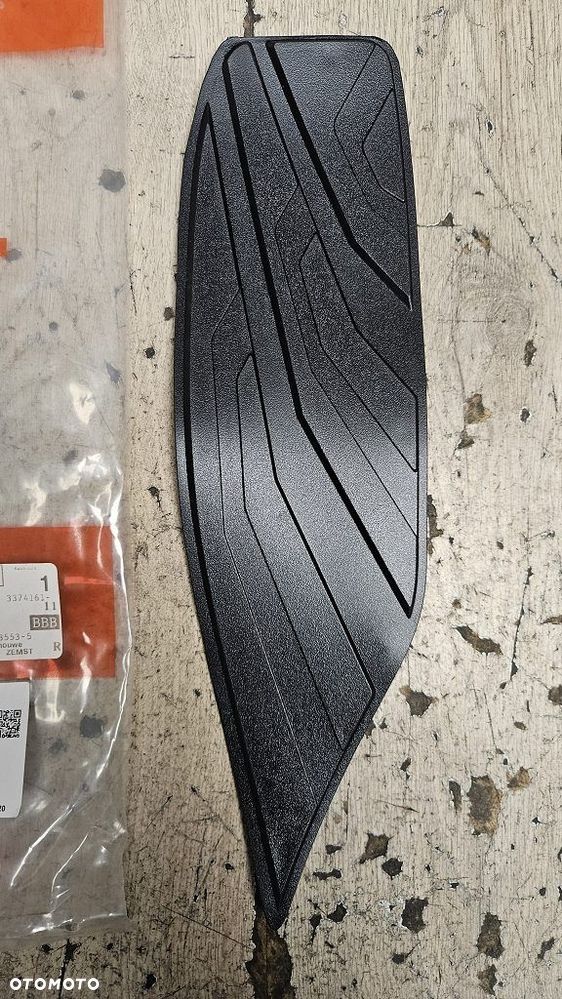Oryginalna guma podłoga prawa SYM Joymax / GTS 125 250 300  64321-L3A-000-KA - 2