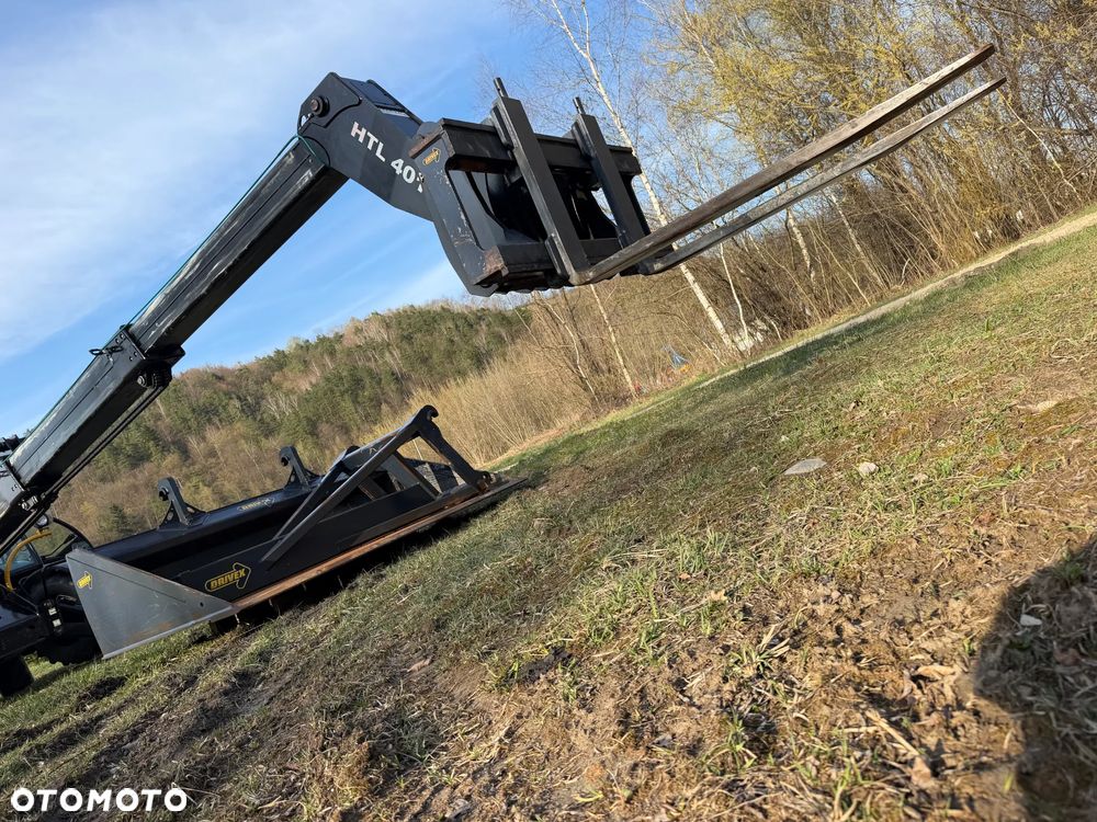 Haulotte HTL 4017 Ładowarka Teleskopowa Dźwig 17m. z Bocianem 22m. Łyżka szufla. widły z Hydraulicznym posuwem! Maszyna z Komuny Norweskiej! Jak Nowa z Salonu. DEKRA aktualna na cały osprzęt! Kamera + szybkozłącze! Bocian 5m. Szybka wolna jazda! Pełna Dokumentacja Serwisowa! Opony zero zużycia! Zero luzów i wycieków! Stabilizatory 2ośie. Wielka Okazja 3430 mtg! Webasto. Gniazdo 220v. Bogata Wersja Norweska - 15