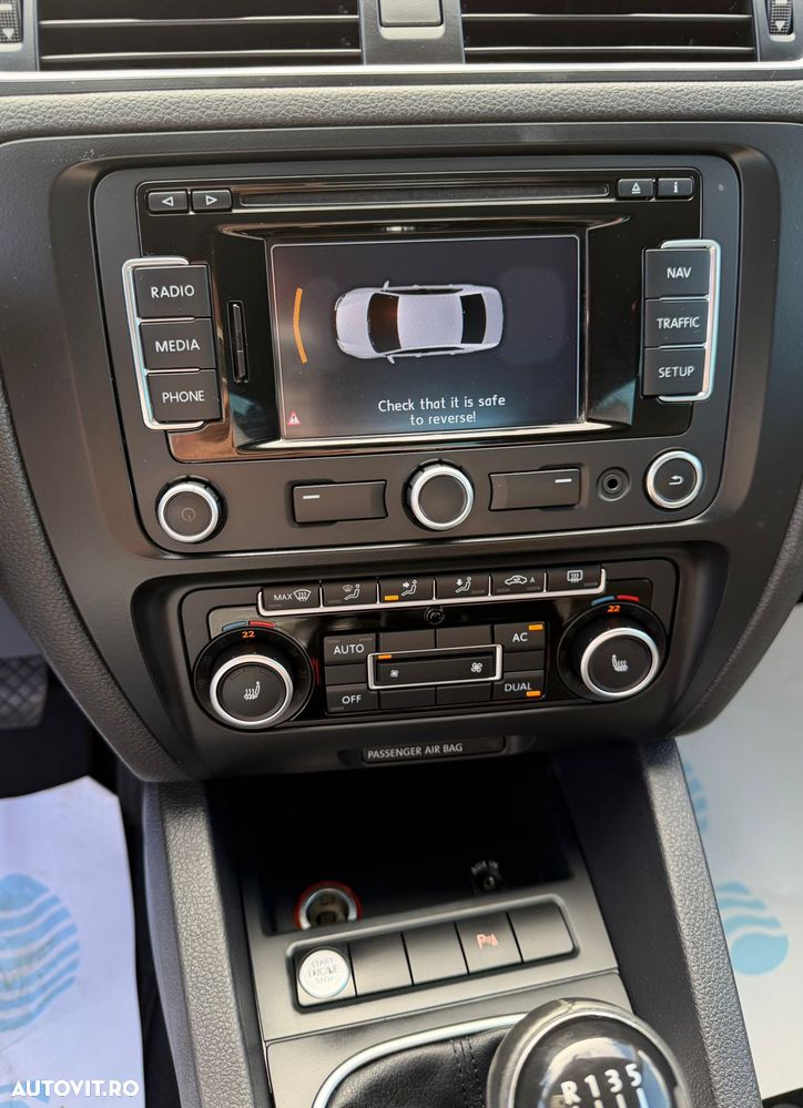 Volkswagen Jetta 2.0 TDI Highline - 13