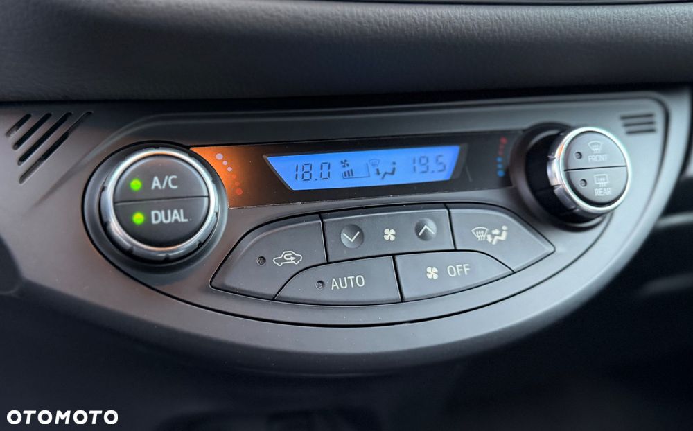 Toyota Yaris Hybrid 100 Premium - 29