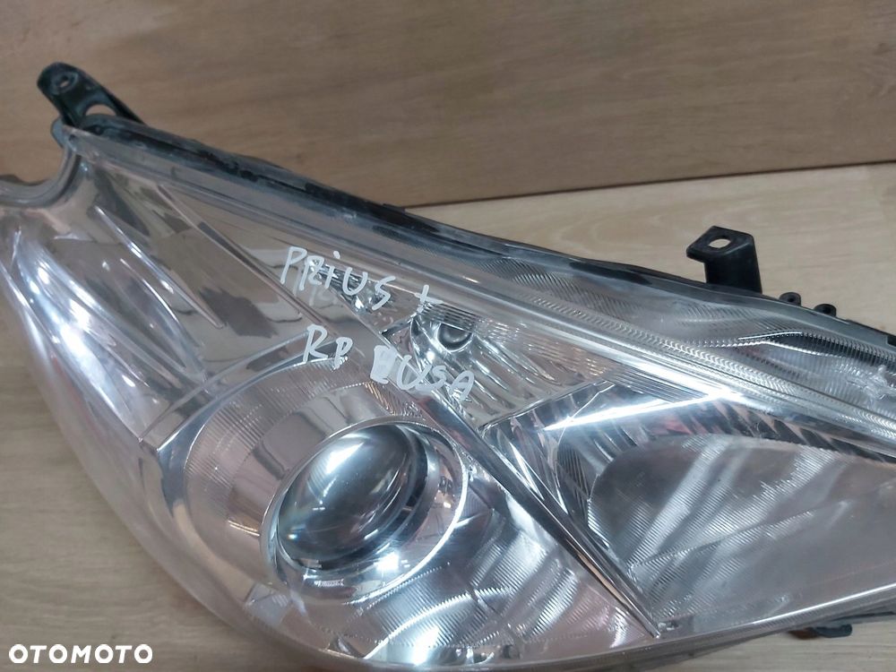 Toyota Prius PLUS lampa prawy przód USA Prius V - 2