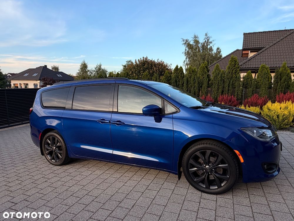 Chrysler Pacifica - 1