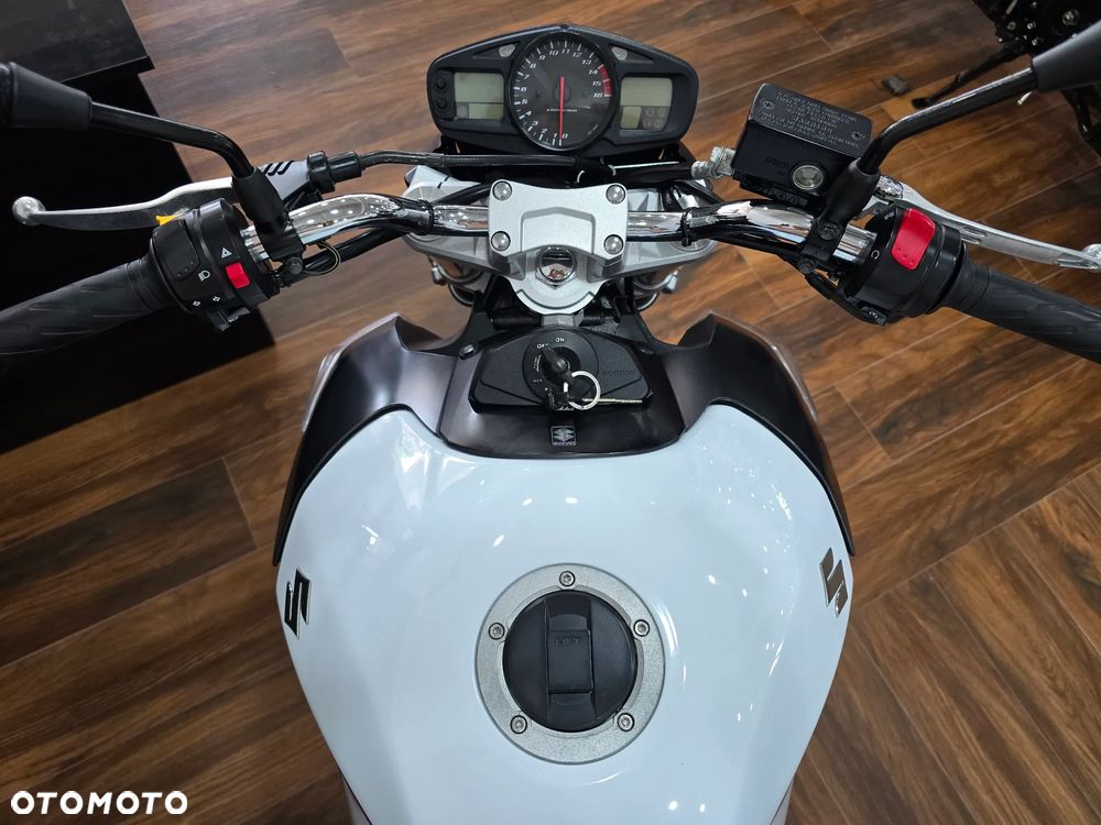 Suzuki GSR - 7