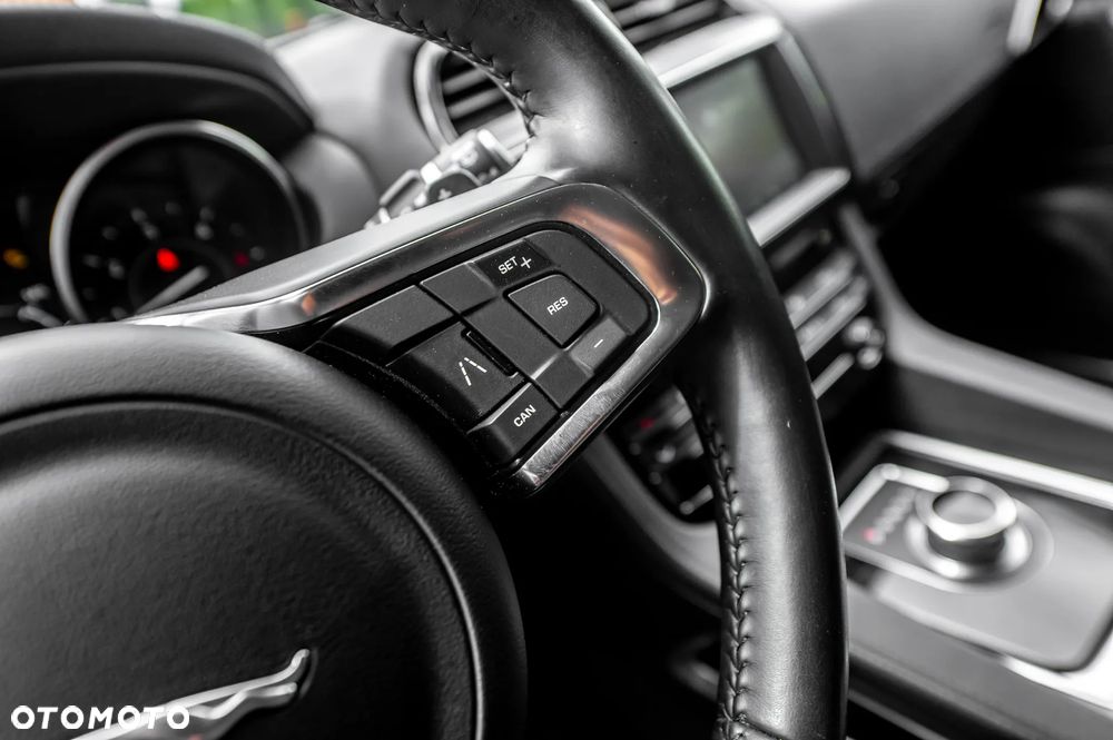 Jaguar F-Pace D200 AWD R-Dynamic S - 34