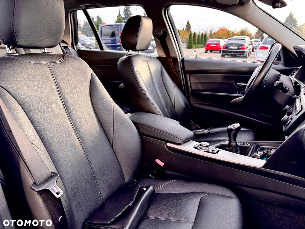 BMW Seria 3 320i Touring - 27