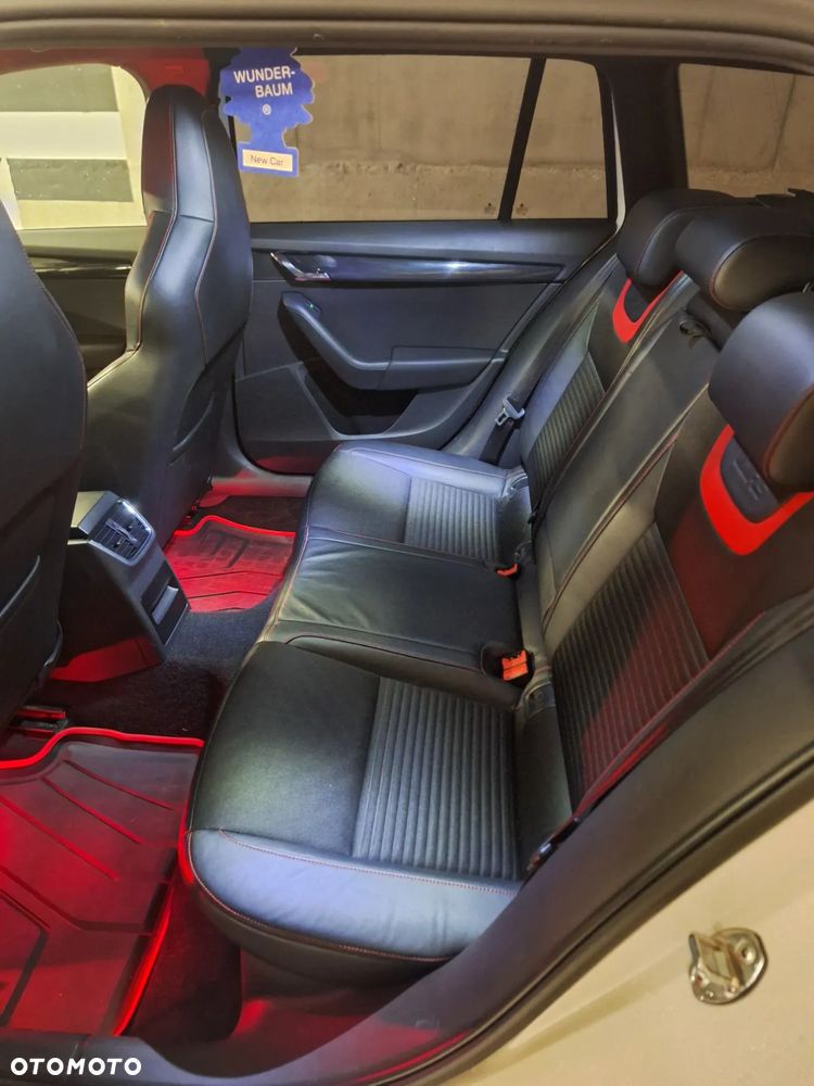 Skoda Octavia Combi 2.0 TDI RS - 20