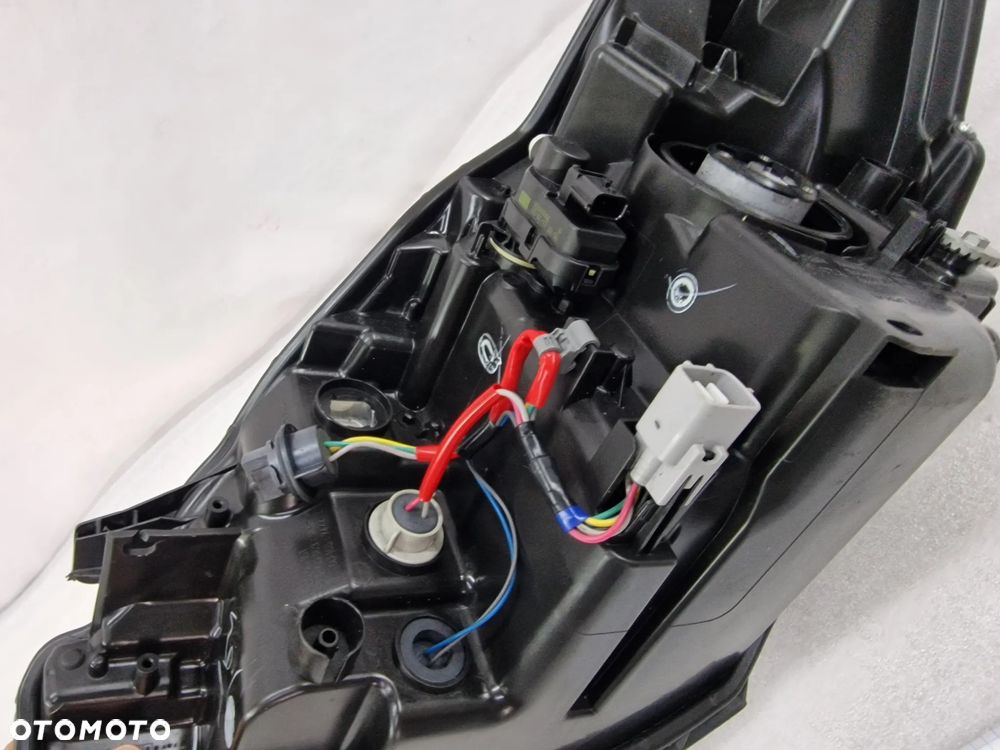 TOYOTA YARIS III 3 LIFT 14- PRAWA LAMPA PRZEDNIA PRZÓD SOCZEWKA , NR AUKCJI LA686 - 16