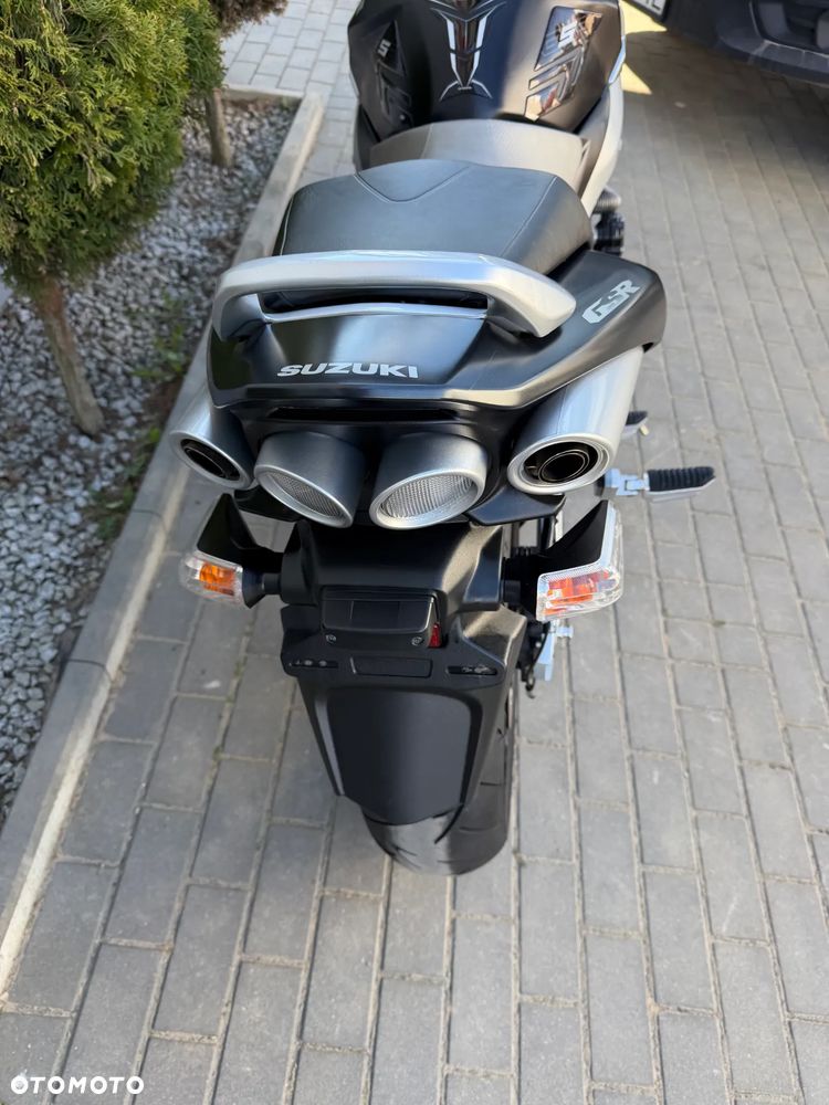 Suzuki GSR - 23
