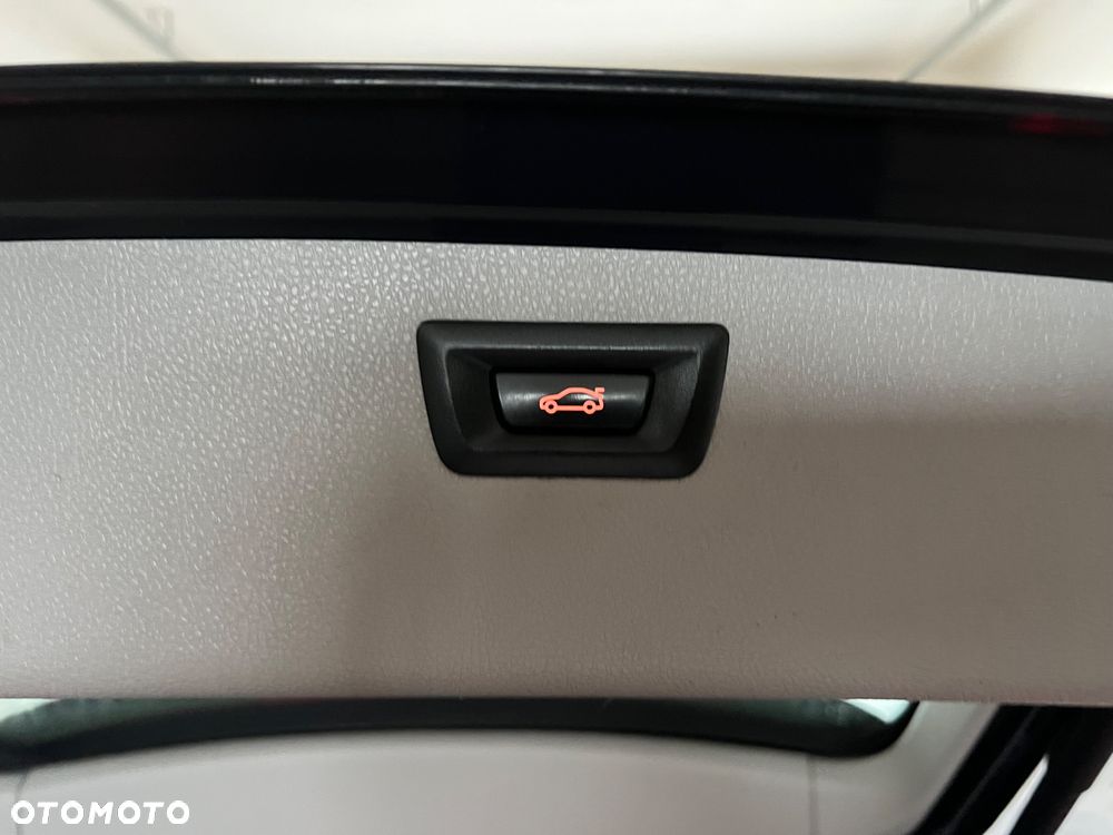 BMW Seria 3 318d xDrive - 23