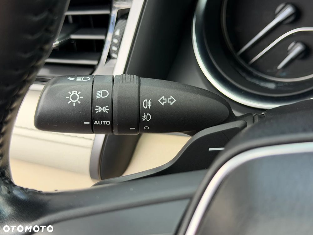 Toyota Camry 2.5 Hybrid Executive CVT - 19