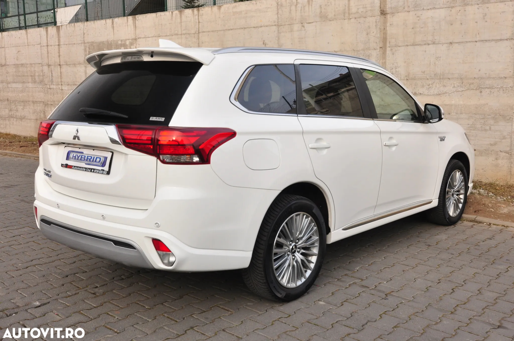 Mitsubishi Outlander 2.4 4WD Plug-In Hybrid - 3