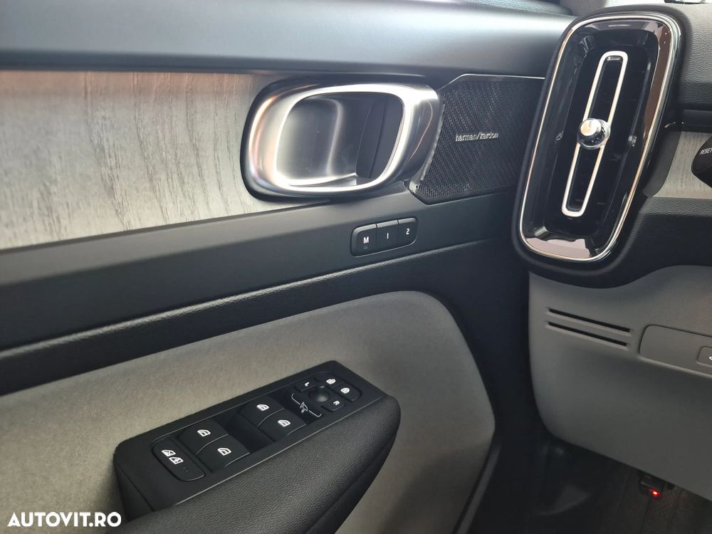 Volvo XC 40 B3 AT FWD MHEV Plus Dark - 24