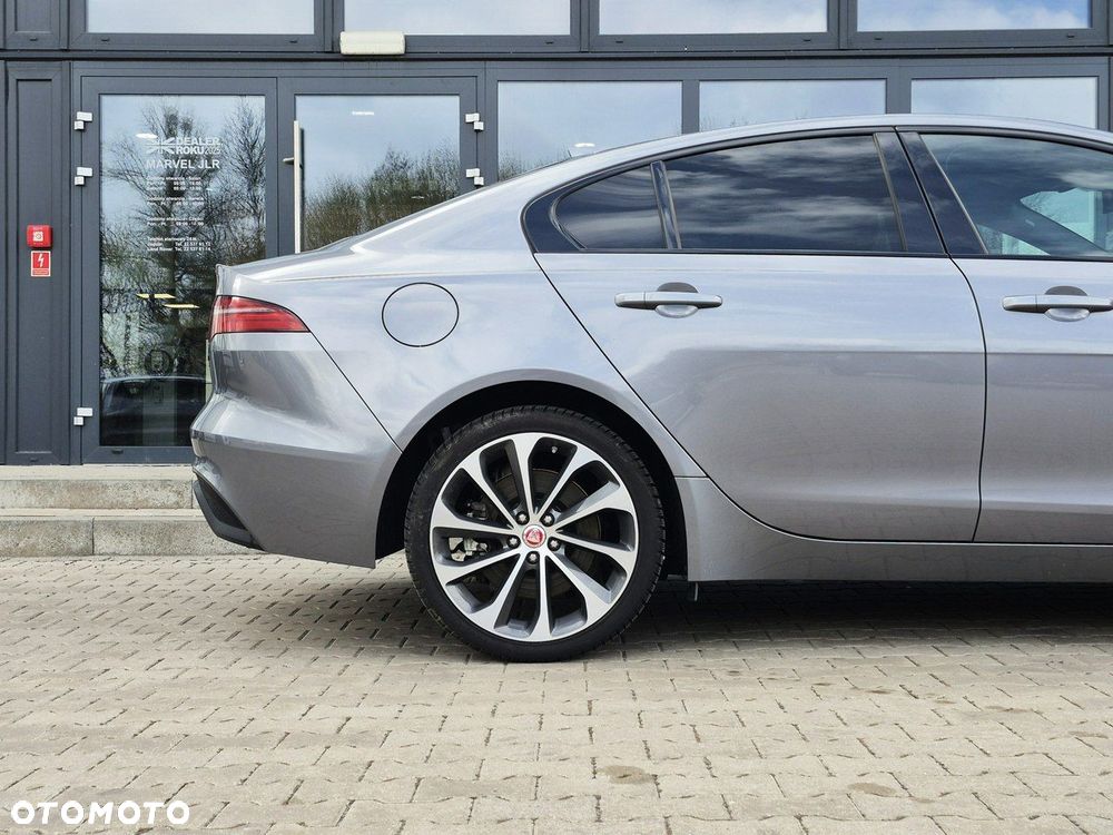 Jaguar XE 2.0 D200 mHEV AWD SE - 8