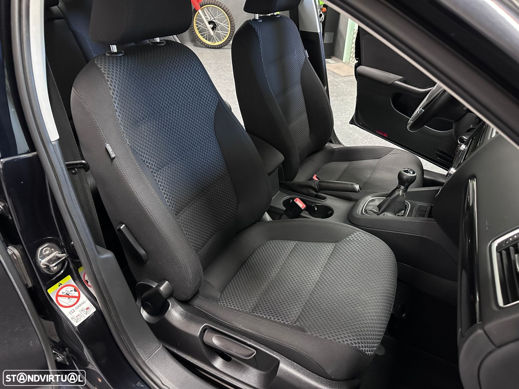 VW Jetta 1.6 TDi Confortline - 23