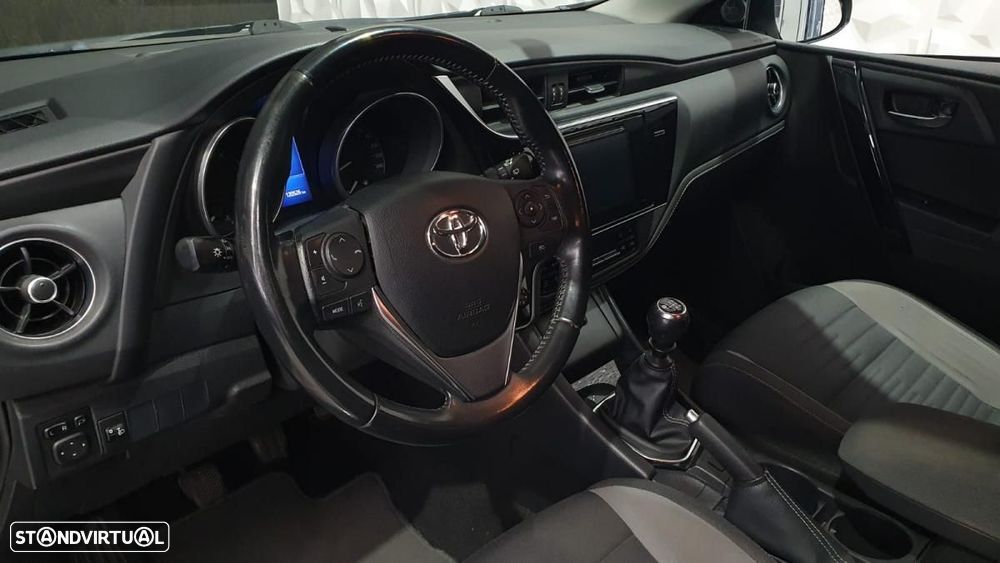 Toyota Auris 1.4 D-4D Com. +P.Techno+P.Sport - 12